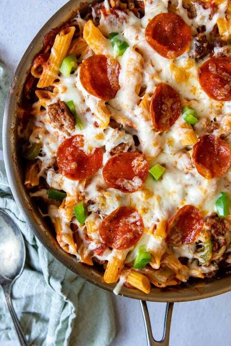 Pizza pasta tastes just like a comforting sausage pepperoni pizza, but as a pasta casserole! Make supreme pizza pasta skillet with simple, adaptable ingredients and enjoy in under 30 minutes. Pizza Pasta recipe – quick weeknight dinner!Supreme pizza pasta bake makes a quick weeknight dinner the whole family is guaranteed to love! In under 30 minutes sit down to a warm, bubbly cheesy pasta casserole loaded with pepperoni, sausage, peppers, and onions.Like walking taco casserole and sk… Supreme Pizza Pasta, Pizza Pasta Recipe, Pizza Pasta Bake, Pasta Skillet, Supreme Pizza, Skillet Pasta, Pellet Grill Recipes, Pizza Casserole, Vegetarian Pizza