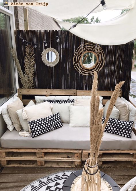 Pallet Lounge Outdoor, Solarium Ideas, Pallet Bank, Boho Outdoor Space, Small Patio Design, Pallet Lounge, Pallet Garden Furniture, Stylish Bedroom Design, Home Balcony