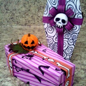 Nightmare Before Christmas: Small Gift Box | Halloween Forum Halloween Presents, Nightmare Before Christmas Gifts, Nightmare Before Christmas Tree, Moldes Halloween, Halloween Decor Diy, Halloween Forum, Nightmare Before Christmas Decorations, Diy Halloween Decor, Creepy Christmas