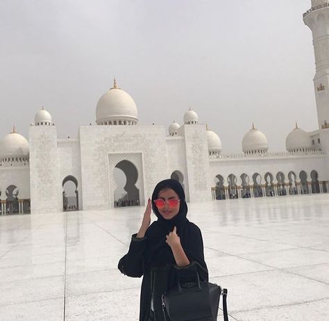 Dubai Mosque Outfit, Dubai Girl Aesthetic, Allahs Creation, Sheik Zayed Mosque, Arabian Outfit, Dubai Photography Ideas, Dubai Girl, Aesthetic Outfits Hijab, Sheik Zayed