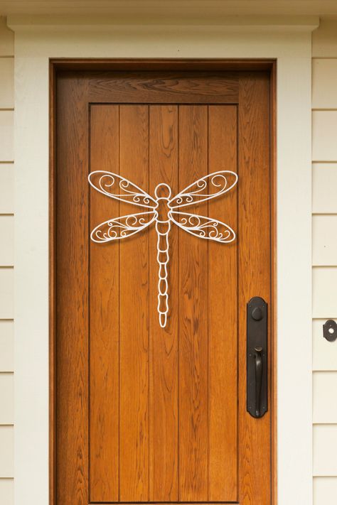 Our simple dragonfly metal decor design fit any space. Whether you're looking to add a touch of natural beauty to your living room, patio, or garden, this Dragonfly Metal Wall Art is sure to impress. Its stunning design and durable construction make it the perfect gift for anyone who appreciates the beauty of nature and art. Perfect gift for dragonfly lovers! Order yours today and transform your space into a beautiful oasis! #DragonflyDecor #DragonflyMetalArt #DragonflyGifts #FrontDoorDecor Simple Dragonfly, Dragonfly Metal Wall Art, Art Dragonfly, Dragonfly Wall Decor, Dragonfly Wall Art, Dragonfly Gifts, Dragonfly Decor, Living Room Patio, Farmhouse Garden