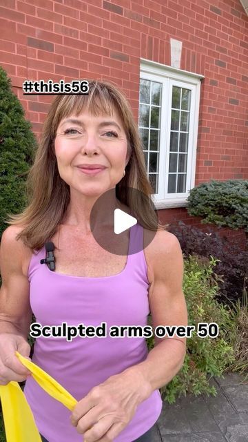 Certified Nutritionist and Fitness Coach on Instagram: "Sculpted arms over 50? Add bands to your workouts.   Comment SCULPT and I’ll send my free band workout for upper body, lower body and core.   You can also get it from my linkinbio.  Hit your shoulders, biceps and arms frequently.   It’s a common misconception that lifting weights will make you big and bulky.   For the majority of us, it’s simply not true...   especially if you are in perimenopause or past that.   Try these tricep exercises using a band. I’m using a band with light tension.  Here’s my 3 exercise arm workout:  Do 3 sets and 15 reps each.   Remember to do each rep slow   🔥tricep overhead extension 🔥bicep curl with straight arm kickback 🔥 1 arm tricep kickback  Comment SCULPT for my free band workout or get instant acc Under Arms Workout Women, Complete Upper Body Workout, Fitness Bands Exercises, Under Arm Workout Women, Toning Arm Workouts, Upper Arm Workout For Women, Arm Exercises Women, Exercises With Bands, Easy Arm Workout