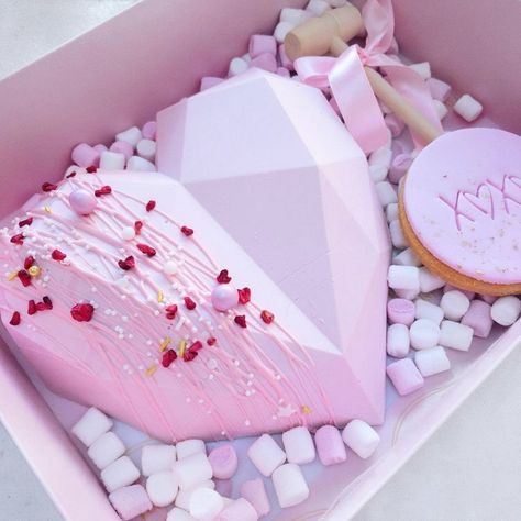 Heart Mold Ideas, Smash Heart, Deserts Cupcakes, Breakable Heart, Personalised Biscuits, Chocolate Covered Strawberries Bouquet, Heart Chocolate, Hot Chocolate Gifts, Pinata Cake