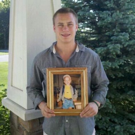 A picture on the last day of high school holding a picture of the first day of preschool Last Day Of High School, First Day Of School Pictures, First Day Of Preschool, School Picture, Kid Friendly Crafts, 1st Day Of School, Down On The Farm, School Pictures, 1st Day