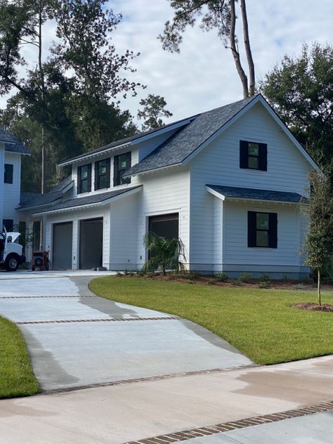 Deeper two car garafe with smaller third bay and bump out on side for facadedepth. Roof bump out for windowsin carriage house Garage Bump Out, Garage Bump Out Addition Ideas, Garage Bump Out Addition, Bump Out Addition, Bump Out, Garage Exterior, Garage Style, Shed Roof, Garage Shop