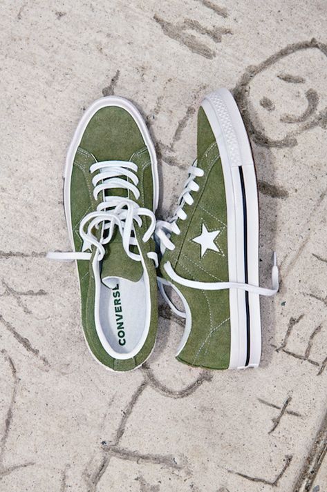 Converse One Star Shoes, Green Converse, Shoe Lace Tying Techniques, Converse One Star, Fotografi Vintage, Dr Shoes, Vintage Suede, Shoe Lace Patterns, Funky Shoes