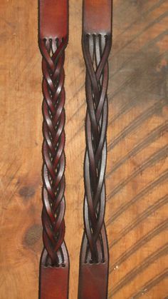 Braided Leather Bracelet Diy, Leather Accessories Diy, Leather Bracelet Tutorial, Leather Braiding, Diy Leather Bracelet, Leather Jewels, Handmade Leather Bracelets, Brown Leather Bracelet, Leather Diy Crafts