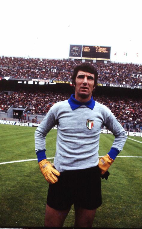 Ear Photo, Dino Zoff, Football Heritage, Italy National Football Team, 1982 World Cup, Football Photography, Best Football Players, The Beautiful Game, Goalkeeper Gloves