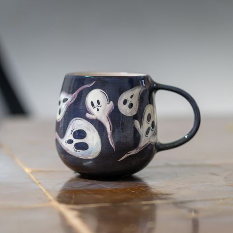 👻 Ghost Mug - The Ultimate Halloween Gift and Cute Coffee Cup! 🎃 Transform your coffee or tea ritual into a spooktacular experience with our Ghost Mug. This handmade ceramic mug is not just a vessel; it's a fun and playful addition to your Halloween celebrations. Perfect for anyone who loves a bit of whimsy in their daily routine. 🎁 Why You'll Love This Mug: Spooky and Adorable Design: Featuring a charming ghost pattern, this mug captures the fun of Halloween. Its cute yet spooky design makes Spooky Mugs Diy, Ghost Ceramic Mug, Halloween Pottery Painting Ideas, Halloween Pottery Painting, Halloween Mugs Coffee Cups, Pottery Designs Ideas, Mug Design Ideas, Cool Cups, Mug Ideas