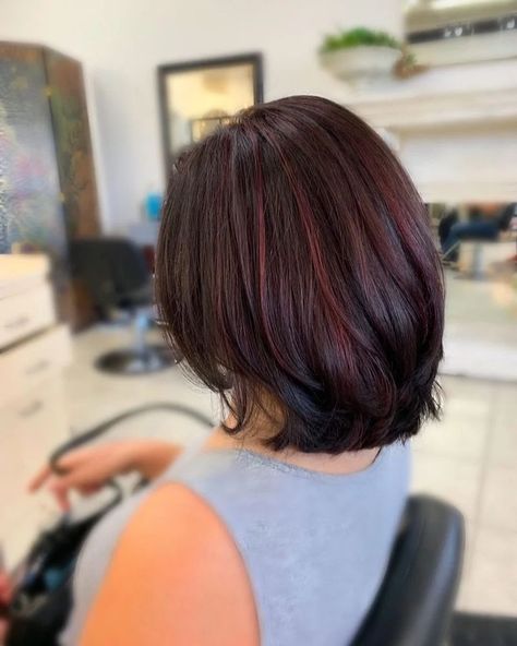 Red Highlights In Brown Hair, Red Hair Color Ideas, Wine Hair Color, Maroon Hair, Highlight Hair, Short Hair Highlights, Short Red Hair, Short Dark Hair, Natural Red Hair