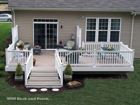 Discover the world of decking! Pictures of today's materials and colors offered by trusted suppliers. Mobile Home Deck, Front Porch Garden, Traditional Porch, Deck Pictures, Building A Porch, Patio Deck Designs, Deck Designs Backyard, Remodeling Mobile Homes, Porch Garden