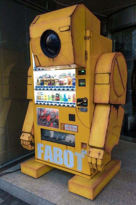 FABOT, the robot vending machine, Fukuoka, Japan, 2014. Unique Vending Machine, Pizza Vending Machine, Vendor Machine, Space Snacks, Gashapon Machine, Vending Machines In Japan, Vending Machine Design, Neo Tokyo, Fukuoka Japan