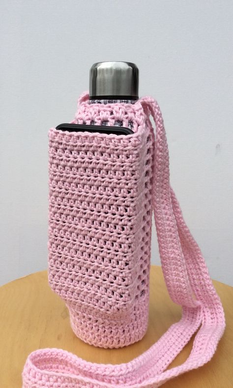 Water Bottle Holder Crochet, Crochet Bottle Cover, Crochet Drawstring Bag, Crochet Water Bottle Holder, Diy Water Bottle, Diy Friendship Bracelets Tutorial, Crochet Case, Bottle Covers, Tunisian Crochet Stitches