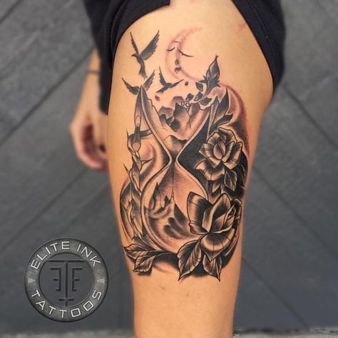 Traditional Hourglass Tattoo, Glass Tattoo, Hourglass Tattoo, Muster Tattoos, Flower Tattoo Shoulder, Inspiration Tattoos, Tattoo Traditional, Geniale Tattoos, Thigh Tattoos Women