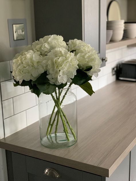 White Fake Flowers In Vase, Fake Flower Vases, White Fake Flower Arrangements, Faux Hydrangeas In Vase, Fake Flower Vase Ideas, Artificial Hydrangea Arrangements, Fake Hydrangea Arrangements, White Flower In Vase, Hydrangea Vase Arrangement