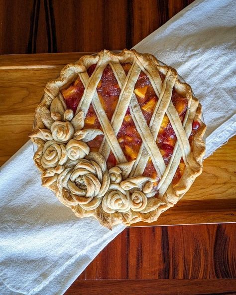 Cute Pie Decorations, Colored Pie Crust, Pie Decoration Ideas, Apple Pie Decoration, Decorative Pies, Decorative Pie Crusts, Beautiful Pastries, First Place Ribbon, Pretty Pie Crust