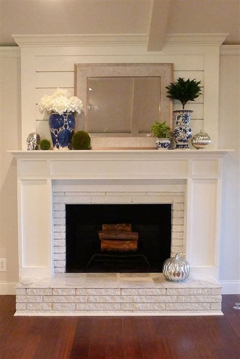 17+ Fireplace Remodel Before and After & How to Remodel Your Fireplace #fireplaceremodel #fireplace #beforeafter Fireplace Molding, Fireplace Inspiration, Fireplace Redo, Brick Fireplace Makeover, Shiplap Fireplace, White Fireplace, Farmhouse Fireplace, Fireplace Remodel, Home Fireplace