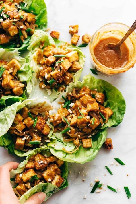 Tofu Lettuce Wraps, Brown Rice Noodles, Wraps Vegan, Salat Wraps, Sandwich Vegetarian, Pasti Fit, Vegan Lettuce Wraps, Mapo Tofu, Diner Recept