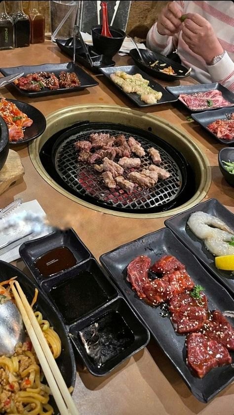 Korean Food Pics, Korean Cooking Aesthetic, Korean Food Pictures, Korean Dinner Aesthetic, Korean Dinner Table, Korean Food Aethstetic, Korean Dinner, Korean Life, Korean Cooking