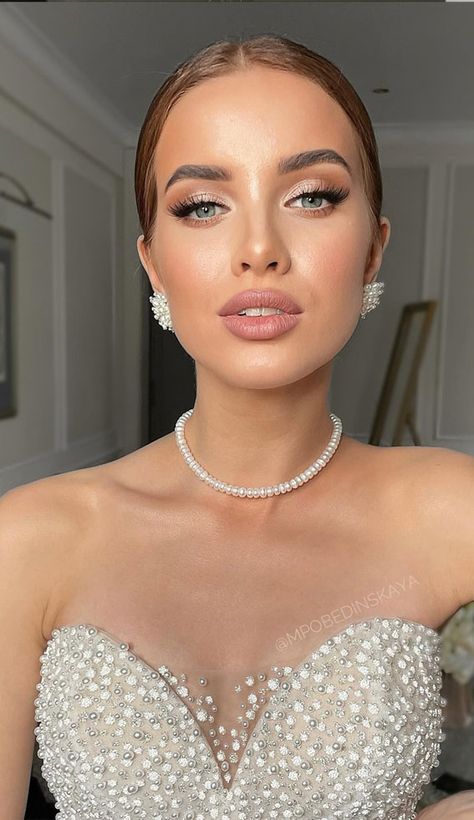 Soft Glam For Bride, Makeup Look Wedding Bride, Bridal Makeup Modern, Blue Eyes Bridesmaid Makeup, Wedding Makeup For Light Brown Eyes, Bride Makeup Elegant, Makeup Inspo For Wedding, Wedding Glow Makeup, Shiny Wedding Makeup