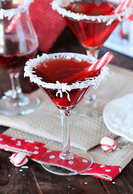 Gingerbread Drink, Snowball Cocktail, Christmas Martini Recipes, Grasshopper Cocktail, December Inspiration, Holiday Martinis, Christmas Cocktails Easy, Peppermint Martini, Seasonal Cocktails