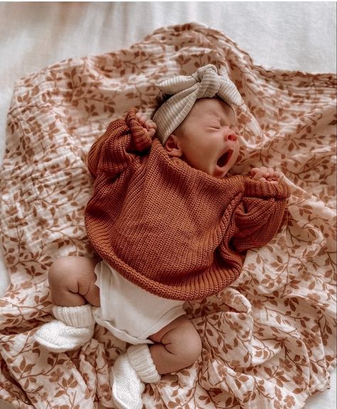 Aesthetic cute baby girl photo Newborn In Sweater, Newborn Sweater Outfit, Newborn Spring Outfits, Newborn Baby Girl Aesthetic, Newborn Baby Outfits Girl, Fall Newborn Outfits, Cute Newborn Baby Girl Outfits, Winter Newborn Outfits, Winter Baby Girl Outfits