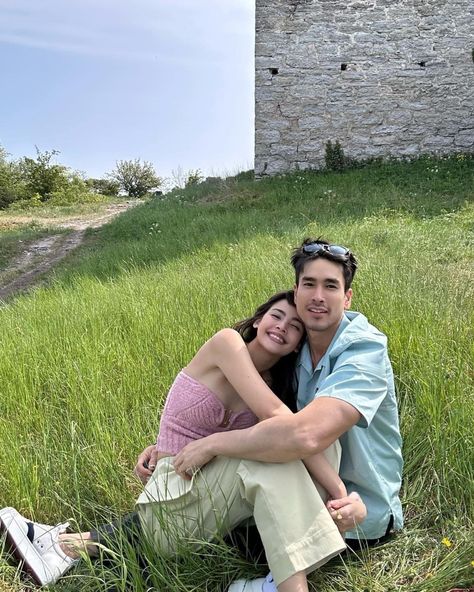 Nadech And Yaya, Couples Candid Photography, Couple Fits, 사진 촬영 포즈, Couples Vibe, Couple Picture Poses, Karina Aespa, Cute Couple Poses, Cute Couples Photos