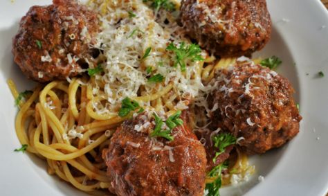 Dít is Jamie Oliver zijn geheim voor de lekkerste gehaktballen Babybel Cheese Recipes, Giant Meatball Recipe, Babybel Cheese, Homemade Burgers, Copycat Restaurant Recipes, Yummy Pasta Recipes, Food Combining, Italian Kitchen, Fair Food Recipes