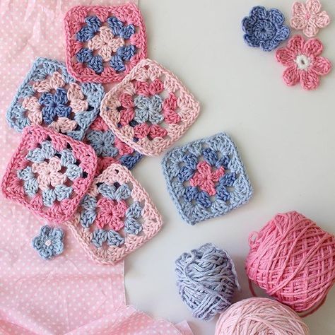 Crochetgirl99 #crochet #crochetsquares #grannysquares #grannysquaresrock Crochet Shawlette, Granny Square Häkelanleitung, Left Handed Crochet, Hairpin Lace Crochet, Finger Crochet, Crochet Decor, Easy Crochet Projects, Crochet Bralette, Manta Crochet