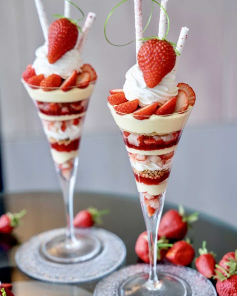 Aesthetic Parfait, Eid Moubarak, Cream And Strawberries, Strawberry Sweets, Strawberry Parfait, Dessert Cups Recipes, Dessert Parfait, Parfait Desserts, Mint Chocolate Chip Ice Cream