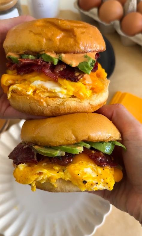 Diy Sandwich, Sandwich Bar, Beef Bacon, Spicy Salmon, Breakfast Sandwiches, Breakfast For Dinner, Bar Ideas, Breakfast Sandwich, Sandwich Recipes