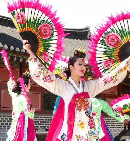 The Fan Dance or Buchae Chum for example was once a ritual the shamans used to do to appease nature and they did it with large leaves, but today performers use colorful fans and dance in a more refined and graceful way in what is one of the most popular folk performances in Korea. Korea Moodboard, Korean National Costume, Korean Folk Dance, Korean Folklore, Korean Costume, Korean Dance, Gyeongbokgung Palace Hanbok, Folk Dances Of India, Irish Step Dancing