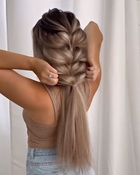 Hair Videos 🪐 | Quick & Easy Everyday Bun 💛 Credit @knot_me_pretty . . . . #bun #bunhair #bunhairstyle #hairbun #everydayhair #everydayhairstyle… | Instagram Braids For The Summer, Medium Hairs, Hair Style Vedio, Bubble Braids, Easy Hair Updos, Hair Tips Video, Hairdos For Short Hair, Hair Advice, Hair Tutorials For Medium Hair