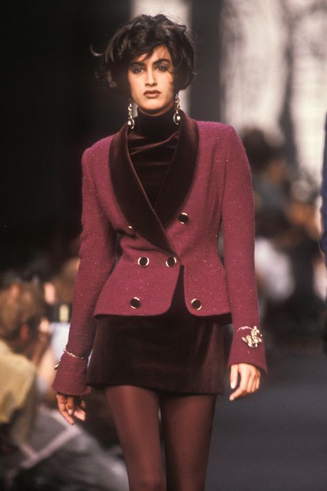 Karl Lagerfeld RTW F/W 1990 Catty Noir, 90s Runway Fashion, Runway Fashion Couture, Mode Chanel, Runway Outfits, Mode Inspo, Moda Vintage, Look Vintage, 가을 패션