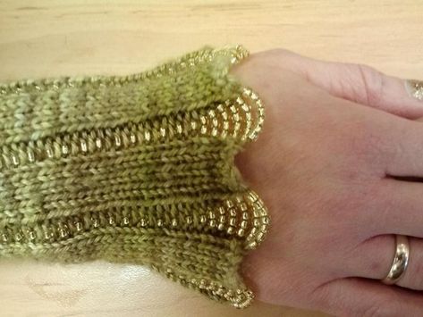 Girls Toys, No Bad Days, Wrist Warmers, Beaded Cuff, Knit Fashion, Knitting Inspiration, Crochet Crafts, Crochet Designs, Beaded Embroidery