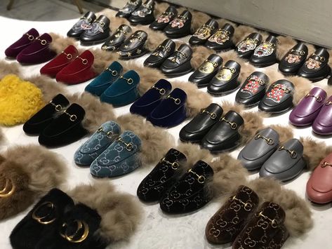 Gucci woman mule slippers half loafers fur flats Gucci Fur Loafers, Slippers With Fur, Gucci Slippers, Fur Coat Men, Fur Loafers, Half Shoes, Gucci Slides, Mens Fashion Blazer, Outfit Grid