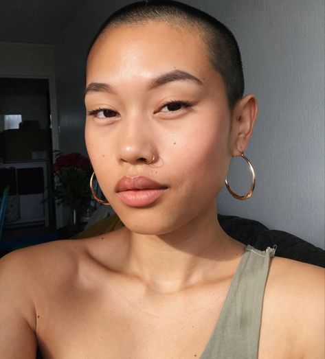 Bald Women Aesthetic, Buzz Cut Women Round Face, Bald Baddie, Bald Women Fashion, Head Aesthetic, Urban Fits, Fade Haircut Women, Crown Inspiration, Buzzed Hair Women