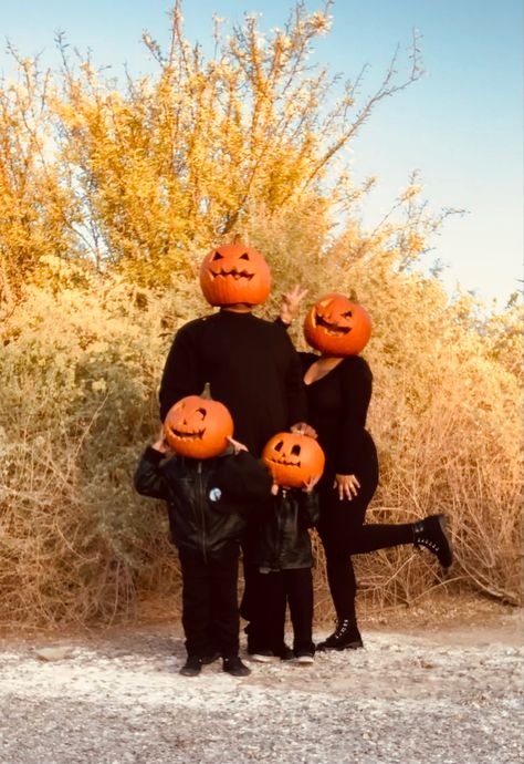 Pumpkin Patch Family Picture, October Pictures Fall Family, Fall Pictures Ideas For Family, Family October Pictures, Holiday Pics Family, Halloween Pictures Ideas For Kids, Halloween Family Portrait Ideas, Halloween Theme Family Photos, Fall Family Photos Pumpkin Head