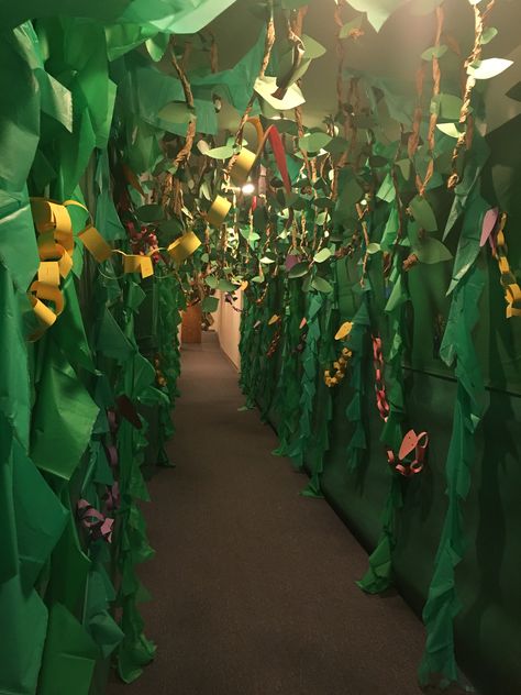 Hallway Jumanji Hallway Decorations, Jungle Hallway, Diy Jungle Theme Decorations, Jungle Theme Decoration Ideas, Incredible Race Vbs, Jungle Journey Vbs, In The Wild Vbs, Preschool Jungle, Vbs Jungle