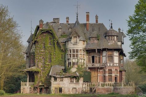 Abandoned Mansion For Sale, Sala Cinema, Mansion Homes, Real Haunted Houses, Abandoned Mansion, Home For Peculiar Children, Abandoned Castles, Mansions For Sale, Abandoned Mansions