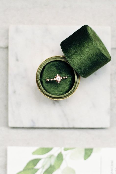 Emerald Green velvet ring box #wedding #ceremony #bridal Emerald Green Wedding, Green Wedding Inspiration, Antique Ring Box, Jewelry Box Design, Bali Jewelry, Emerald Green Weddings, Green Wedding Colors, Velvet Ring Box, Wedding Day Timeline