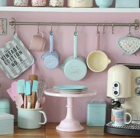 . Pastel Kitchen Appliances, Bakery Themed Kitchen, 50s Bakery, Pastel Kitchenware, Pastel Baking, Baking Room, Baking Station, Cocina Shabby Chic, Deco Pastel