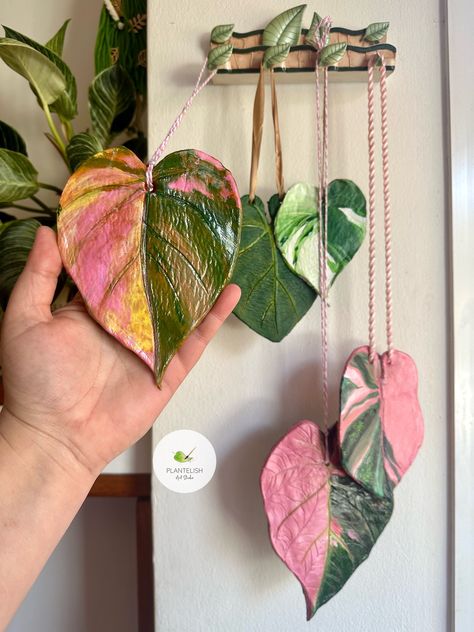 Custom-made leaves are crafted from modeling clay and serve as excellent and unique decorations for your plant room or any other space, bringing the beauty of plants to places where they don't naturally grow! You can order your favorite leaf from your favorite plant and preserve the memory forever! This leaf will thrive without sunlight and water 😊 I meticulously and carefully recreate your chosen leaf based on a photo you provide, which can be of your own plant. Perfect for true plant lovers! Sculpture Art Nature, Clay Plant Decorations, Leaf Room Decor, Clay Garden Decor, Leaf Clay Art, Clay Leaf, Clay Plant, Clay Plant Accessories, Clay Leaves