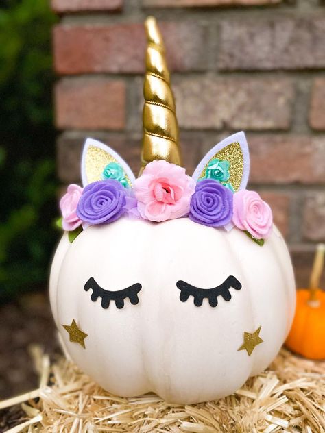 THE CUTEST DIY UNICORN PUMPKIN Rainbow Pumpkin, Halloween Pumpkin Crafts, Rainbow Halloween, Creative Pumpkin Painting, Creative Pumpkin Decorating, Character Pumpkins, Unicorn Pumpkin, Halloween Infantil, Pumpkin Decorating Contest