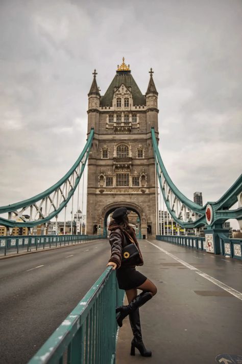 London Tower Bridge Tips Sightseeing London Pictures Ideas Inspiration, London Tourist Photos, Tower Bridge London Photo Ideas, Photos To Take In London, London Bridge Photo Ideas, Photo Ideas In London, Poses In London, London Insta Pics, Tower Bridge Photo Ideas