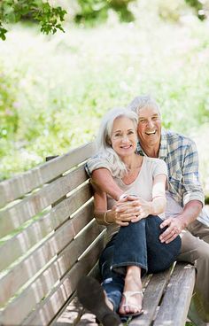 Older Family Photography, Older Couple Poses, Older Couple Photography, Grandparent Photo, Older Couple, Family Photoshoot Poses, Family Portrait Poses, Family Photo Pose, Old Couples