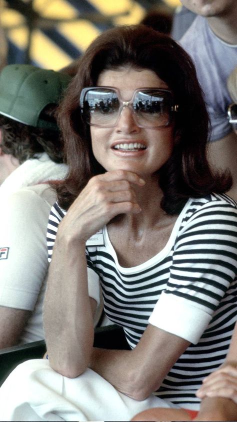 Jackie Kennedy Onassis Summer Style Outfits | Who What Wear UK Jackie Onassis Style, Jackie O's, Fashion Designer Dress, Jackie O Style, Mark D Sikes, Jackie Onassis, Fall 2024 Fashion, Elegante Y Chic, 2024 Fashion Trends