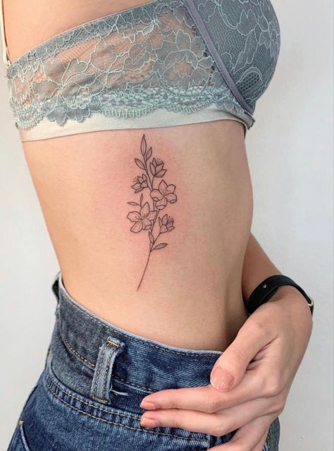 Side Floral Tattoos Women, Flower Tattoos On Rib Cage, Simple Flower Rib Tattoo, Ribcage Tattoos For Women Flower, Bouquet Tattoo On Ribs, Side Flower Tattoos Women, Bouquet Rib Tattoo, Rib Floral Tattoo, Flower Ribcage Tattoo