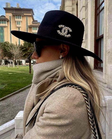 Coco Chanel Winter Hat Outfit, Birkin Mom, Paris Hat, Paris Outfit Ideas, Fashion Milano, Stylish Womens Hats, Fashion Vibes, Chanel Inspired, Designer Baby