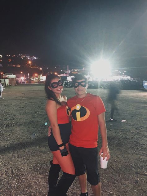 Incredibles Halloween Costume Couple, Incredible Couple Costume, Casal Halloween, Creative Couples Halloween Costumes, Easy Halloween Costumes For Couples, Unique Halloween Costumes For Couples, Deadpool Halloween Costume, Aladdin Costume, Costumes For Couples